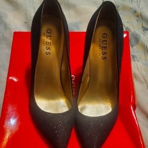 Guess pumps